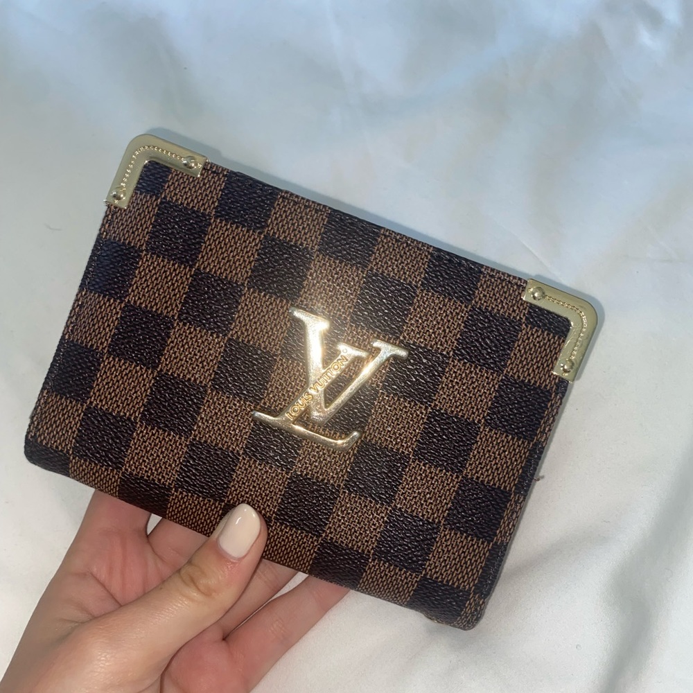 KNOCK-OFF (NOT AUTHENTIC) Louis Vuitton Wallet